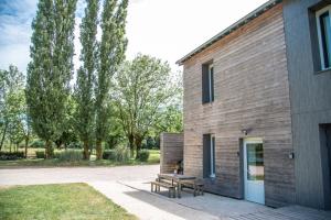 a building with a picnic table next to a building at Gîte Libellule au coeur de la nature in Moncoutant