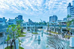 vistas a una ciudad con árboles y edificios en The Prince Hotel en Tainan