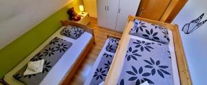 2 beliches num pequeno quarto com em Simonai Apartment em Bovec
