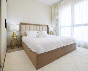 a bedroom with a large bed with white sheets at Luxury 2 bedroom apartment in Madinat Jumeirah Living in Dubai