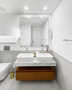 a bathroom with two sinks and a mirror at Luxury 2 bedroom apartment in Madinat Jumeirah Living in Dubai