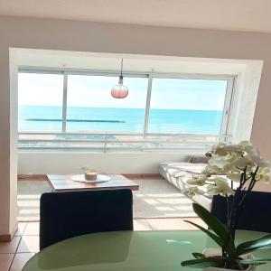 uma sala de estar com vista para o oceano em Charmant T3 vue mer, moderne et tout équipé em Valras-Plage