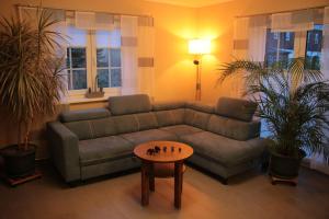 un soggiorno con divano e tavolo di Countryside-Lovers - Ganzes Haus 100m² für euch allein mit Garten a Halsbrücke