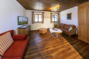 a living room with a couch and a table at Gästehaus Wolf in Pfronten