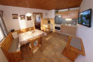 an overhead view of a kitchen with a table and chairs at Gästehaus Wolf in Pfronten