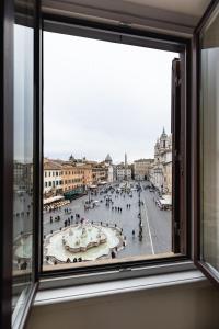 een raam met uitzicht op de stad bij Navona 49 Luxury Suites&Apartment in Rome