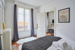מיטה או מיטות בחדר ב-Apartment terrace Tour Eiffel by Studio prestige