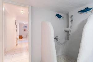 La salle de bains est pourvue d'une douche et d'une planche de surf murale. dans l'établissement Overlooking Sea Maisonette With BBQ For 7 Ppl, à Kóstos 27 autres photos