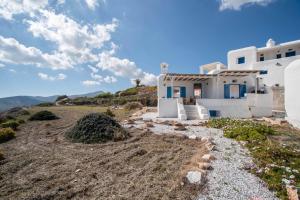 une maison blanche au sommet d'une colline dans l'établissement Overlooking Sea Maisonette With BBQ For 7 Ppl, à Kóstos