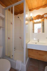 y baño con ducha, lavabo y aseo. en Cit'Hotel Le Montreal en Châlons-en-Champagne