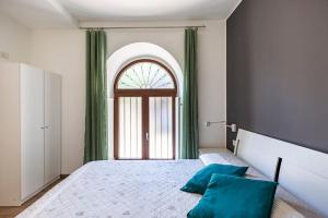 um quarto com uma cama grande e uma janela em Clelia's Apartment (Como) em Como