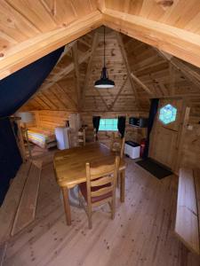 einen Holztisch und Stühle in einem Zimmer in der Unterkunft Huize Ouwervelden in Wouwsche Plantage