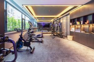 un gimnasio con cintas de correr y equipos de ejercicio en un edificio en Atour S Hotel Jinan Baotu Spring, en Jinan