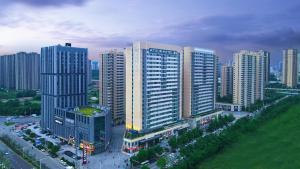 eine Luftansicht einer Stadt mit hohen Gebäuden in der Unterkunft Atour Hotel Changsha International Covention Centre South Railway Station in Changsha