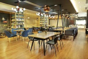 um restaurante com mesas e cadeiras num quarto em Atour Hotel Chongqing Jiefangbei em Chongqing
