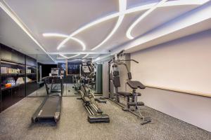 una palestra con tapis roulant ellittici e tapis roulant di Atour X Hotel Jinan Quancheng Plaza a Jinan