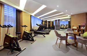 uma sala de fitness com passadeiras e equipamento de exercício em Atour S Hotel Chengdu Taikoo Li em Chengdu