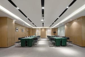 a conference room with green tables and chairs at Atour Hotel Xi'an Bell Tower North Street Station in Xi'an