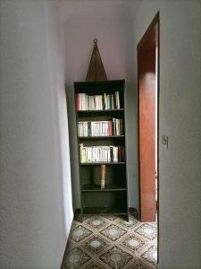 a room with a book shelf filled with books at Casa de pueblo in Carboneras