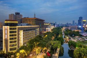 vistas a una ciudad con río y edificios en Atour S Hotel Jinan Baotu Spring, en Jinan