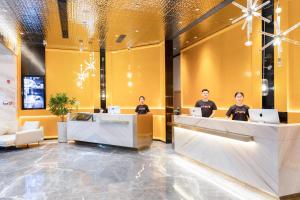 un grupo de personas sentadas en una recepción en un vestíbulo en Atour Hotel Shenzhen Qianhai Baoan Center, en Bao'an