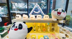 成都市にあるAtour S Hotel Chunxi Road Chengduの店内のハロキティ品展示