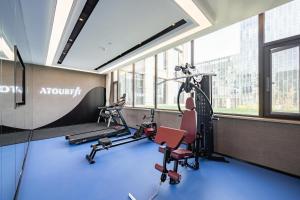 - une salle de sport avec 2 tapis de course et 2 vélos d'exercice dans l'établissement Atour Hotel Hefei Binhu International Convention and Exhibition Center, à Hefei