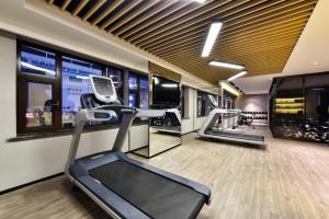 een fitnessruimte met twee loopbanden en een loopband bij Atour Hotel Dalian Development Zone Jinma Road in Dalian