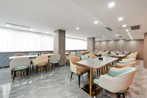 comedor con mesas y sillas en Atour S Hotel Beijing Sanlitun Guoan, en Beijing
