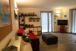 a living room with a couch and a tv at Tizi House in Varenna