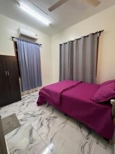 1 dormitorio con 1 cama de color púrpura en una habitación en Rumah Tamu Zeha Muar Johor, en Muar