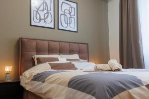 - un lit dans une chambre avec 2 oreillers dans l'établissement Black & White Apartment, à Subotica