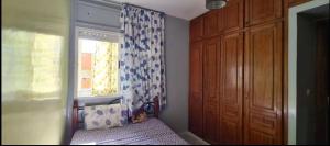 Mansouria的住宿－Maison Maurice，一间卧室设有窗户、一张床和窗帘
