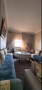Mansouria的住宿－Maison Maurice，一间设有两张床和一张桌子的房间