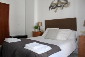 - une chambre avec un lit et 2 serviettes dans l'établissement Casa Andrés, à Arriate