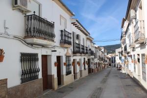 une rue vide dans une ville avec des bâtiments blancs dans l'établissement Casa Andrés, à Arriate