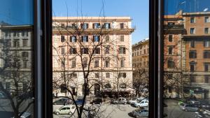 una vista di un edificio da una finestra di Rest Guesthouse a Roma