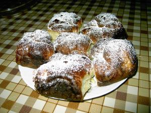 ein Teller mit Puderzucker-Donuts auf einem Tisch in der Unterkunft Pension Anastasia in Gura Humorului