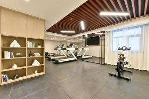 una habitación con un gimnasio con una bicicleta. en Atour Hotel Beijing Chaoyang Park, en Beijing