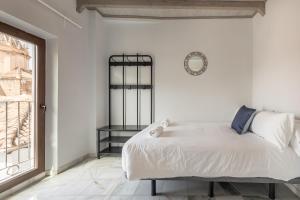 Posteľ alebo postele v izbe v ubytovaní Apartamentos Realejo Granada Centro 3000
