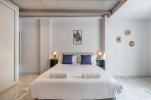 Posteľ alebo postele v izbe v ubytovaní Apartamentos Realejo Granada Centro 3000