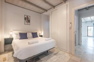 Posteľ alebo postele v izbe v ubytovaní Apartamentos Realejo Granada Centro 3000
