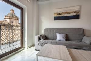 sala de estar con sofá y mesa en Apartamentos Realejo Granada Centro 3000, en Granada