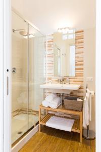 un bagno con lavandino e doccia di Rest Guesthouse a Roma Altre 20 foto