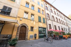 een fiets geparkeerd voor een gebouw bij CASA SAN PAOLINO [Dentro le mura]Elegant Flat WIFI e SelfCheckin in Lucca
