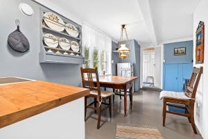 Ruang duduk di Lite hus ved sjøen