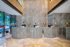 a group of people sitting at a table with laptops at Atour X Hotel Zhujiang New Town Tianhe Park Station Guangzhou close to Canton Fair -Free shuttle bus to Canton Fair in Guangzhou
