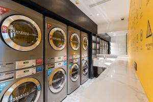 eine Reihe von Waschmaschinen in einer Waschküche in der Unterkunft Atour S Hotel Shanghai Lujiazui Financial Center in Shanghai