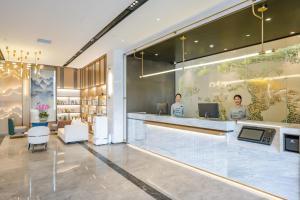 un hall d'hôtel avec une réception dans l'établissement Atour Hotel Hefei Binhu International Convention and Exhibition Center, à Hefei