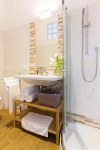 un bagno con lavandino e doccia di Rest Guesthouse a Roma